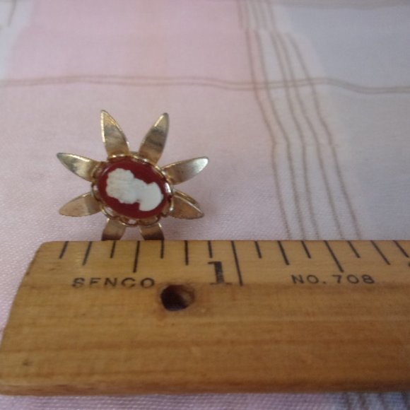 Resin Cameo Star Flower Screw Back Earrings - Picture 6 of 7